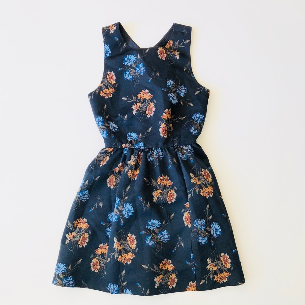 Cute Zara dress with a cross back